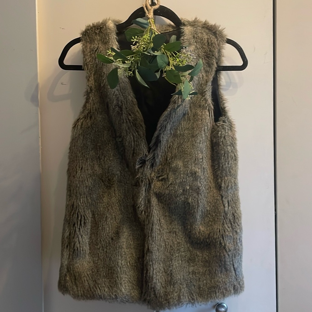 Aritzia Talula Faux Fur Vest